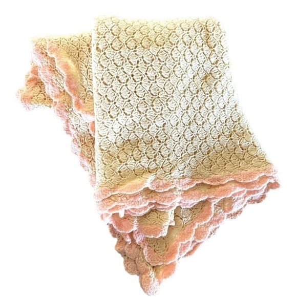 VINTAGE, BEAUTIFULLY HANDMADE, BABY BLANKET. CREAM COLOR WITH PINK TRIM. - Picture 1 of 11